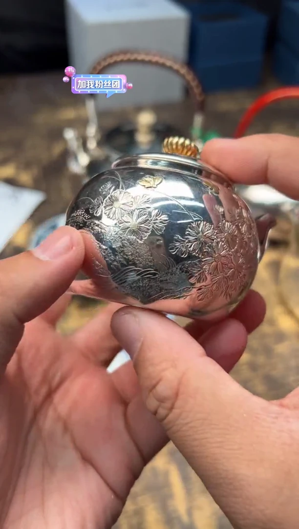 【闪购商品】/呆坐錾刻嵌金花舞蝶侧把急需壶