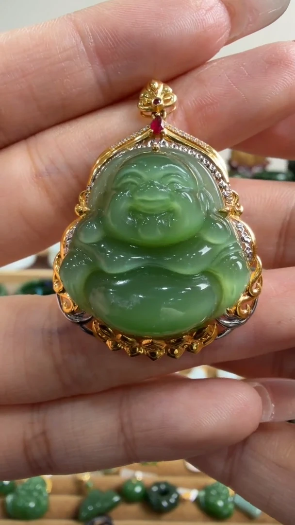 颈饰18K金镶嵌和田玉挂件