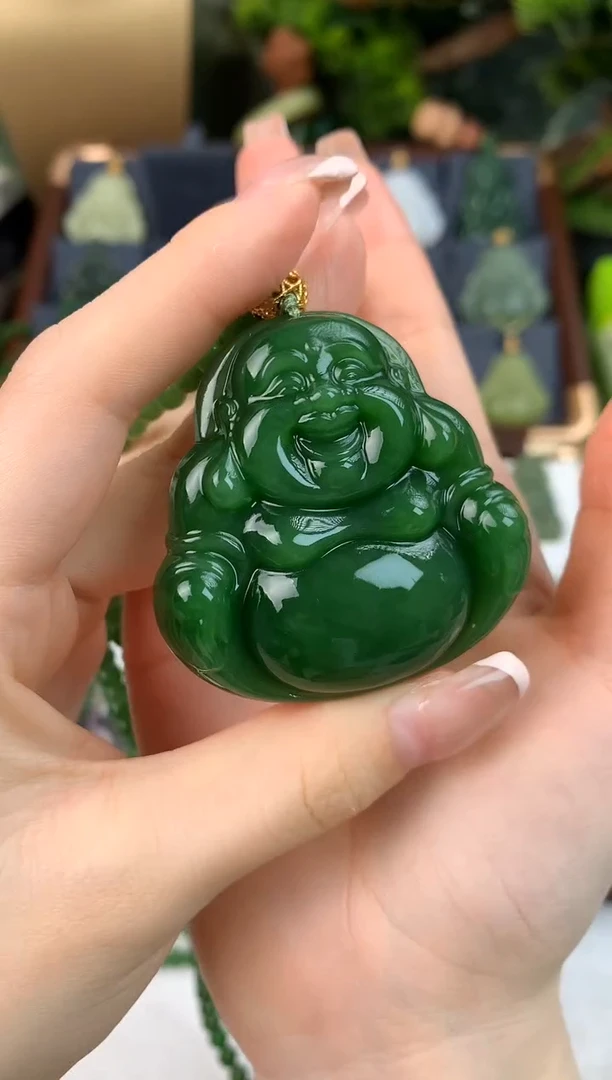 颈饰18K金镶嵌和田玉吊坠50mm