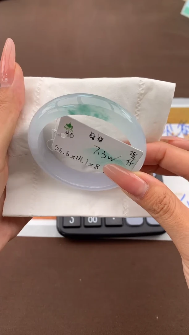 翡翠手镯未镶嵌自带#送礼#，下单联系客服核对地址~