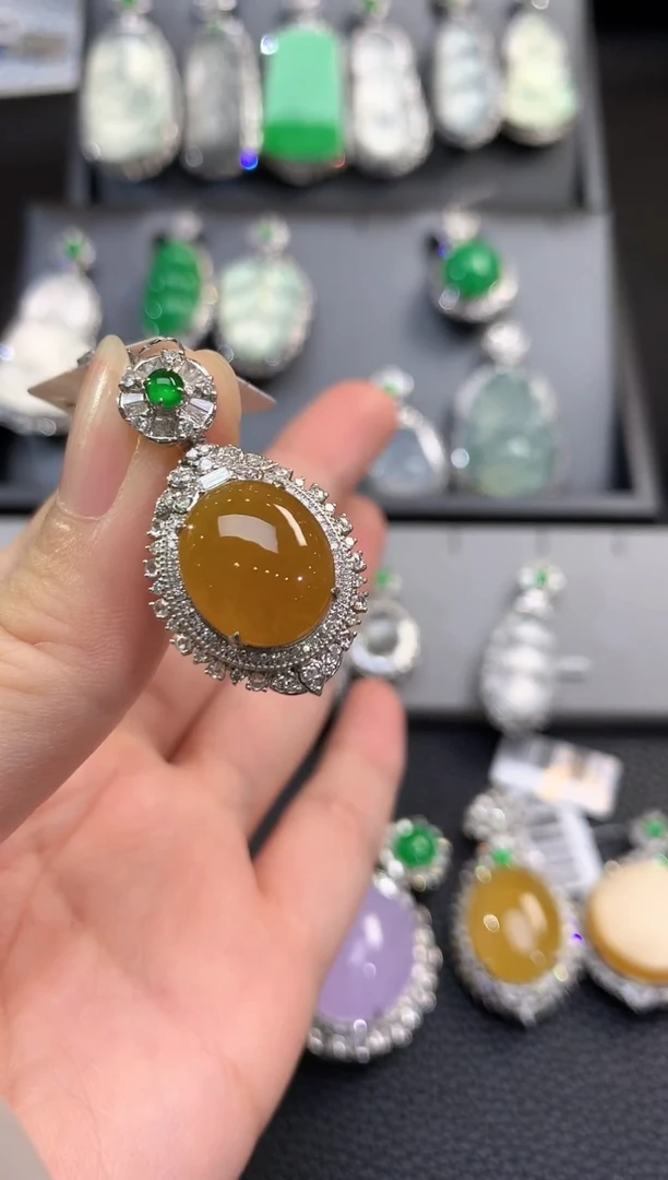 翡翠18K金镶嵌吊坠(不含链)春日珠宝C124