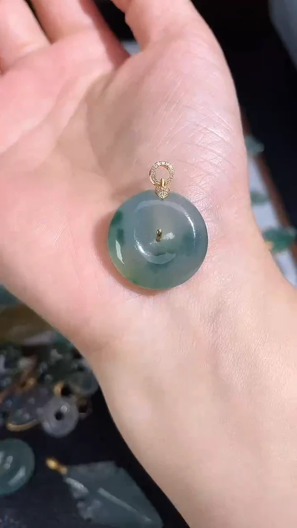 颈饰18K金镶嵌翡翠2026122601