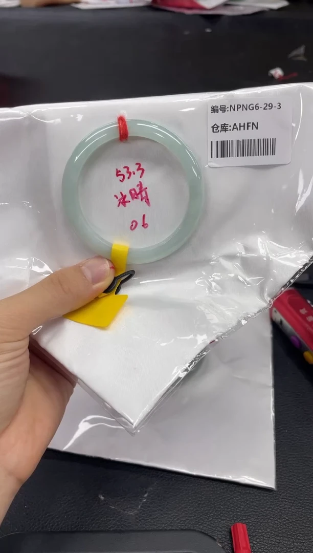 翡翠手镯未镶嵌翡翠手镯