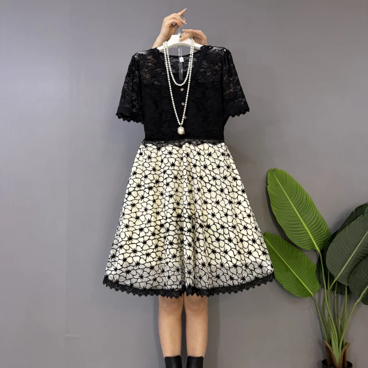 新款大码女装时尚洋气温柔蕾丝拼接胖妹妹V领显瘦连衣裙