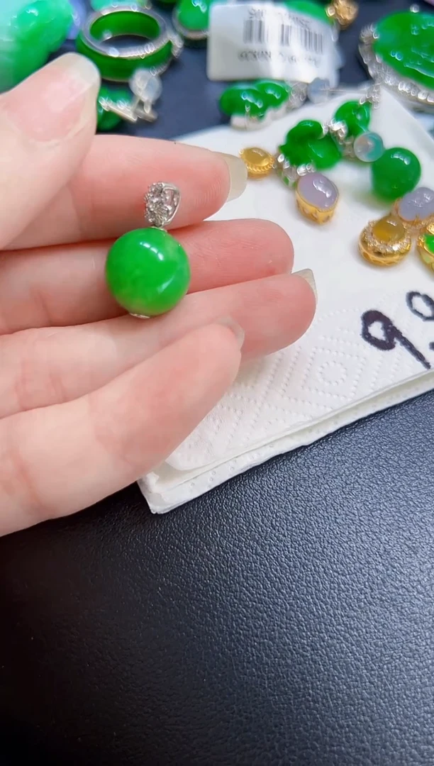 颈饰18K金镶嵌翡翠珠子