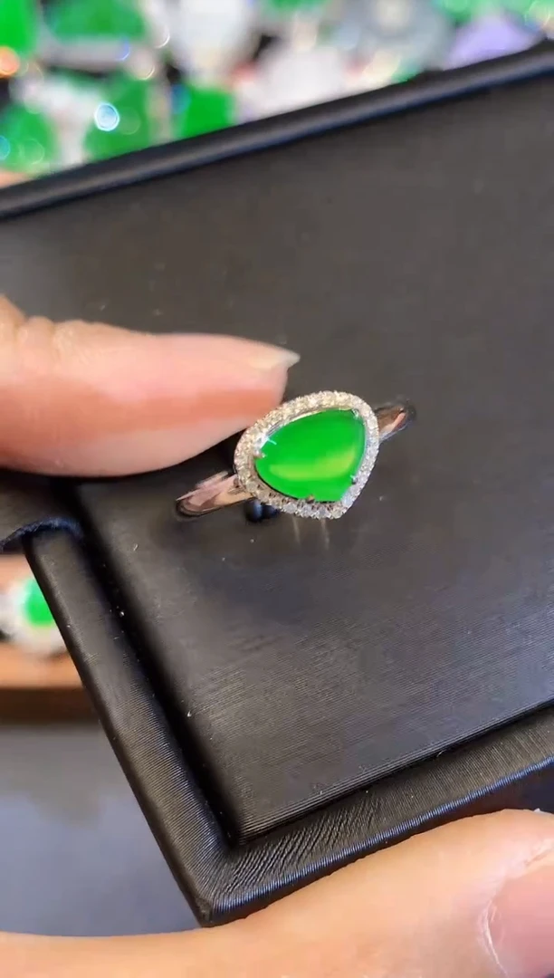 18K金镶嵌戒指翡翠多样性发其一