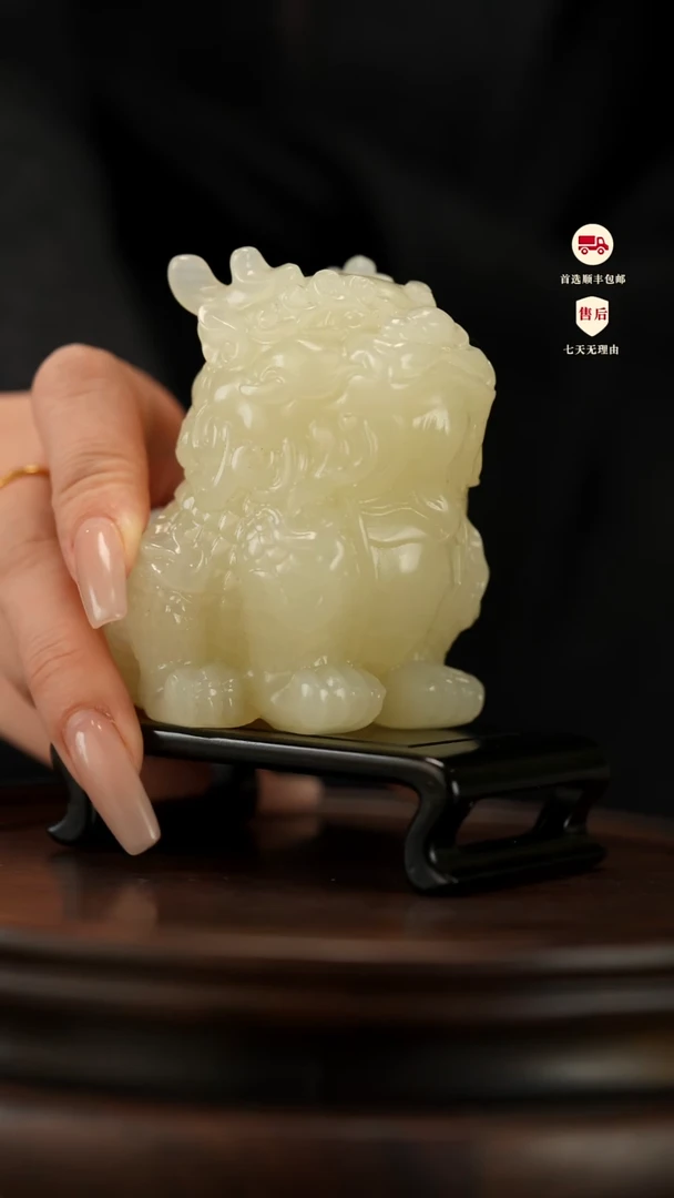 云南石竹叶青雕刻：望天吼麒麟摆件