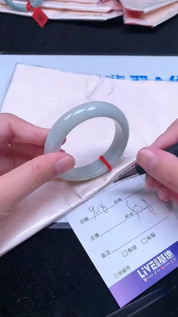 未镶嵌手镯翡翠.