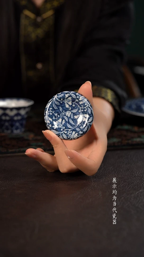 子润窑蓝地茶花曲奇盖置