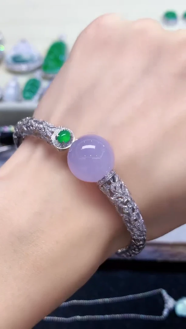 18K金镶嵌手镯翡翠如**水多样性发其一