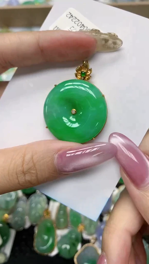 翡翠18K金镶嵌颈饰111111111