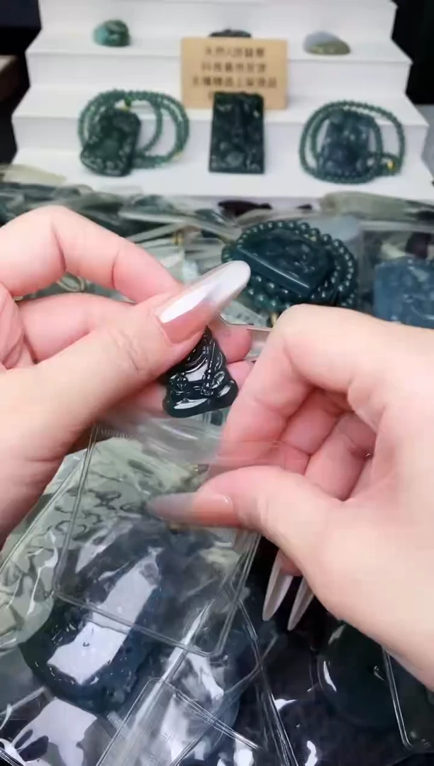 颈饰未镶嵌翡翠