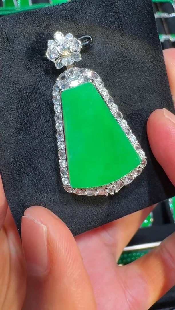 吊坠(不含链)18K金镶嵌翡翠阳绿素牌