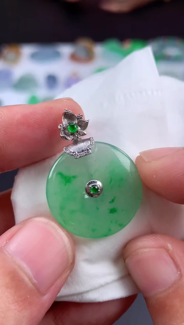 翡翠18K金镶嵌颈饰被****暖翡翠