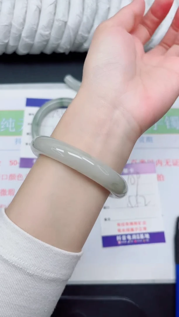 【闪购商品】石英质玉手镯未镶嵌109-58.2有颗洒金，介意勿拍