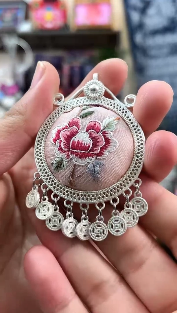 织绣民族风非遗老绣饰品525