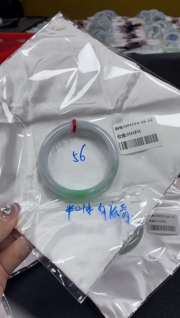 翡翠手镯未镶嵌翡翠手镯