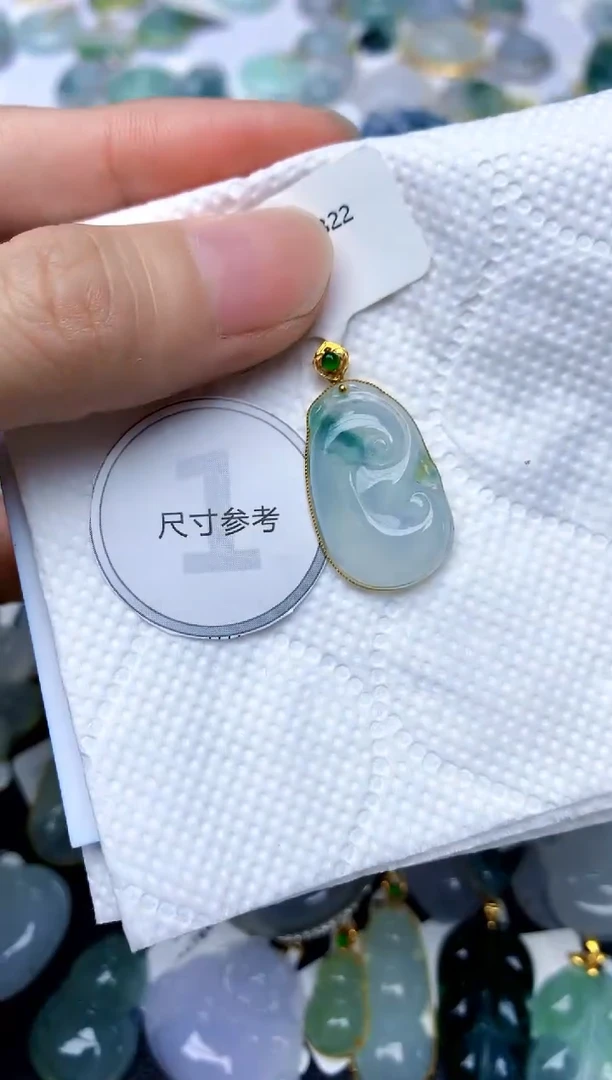 颈饰18K金镶嵌翡翠天然A货翡翠