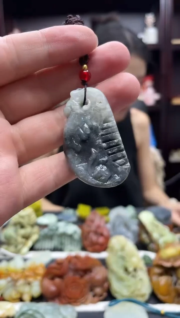 岫玉未镶嵌吊坠·