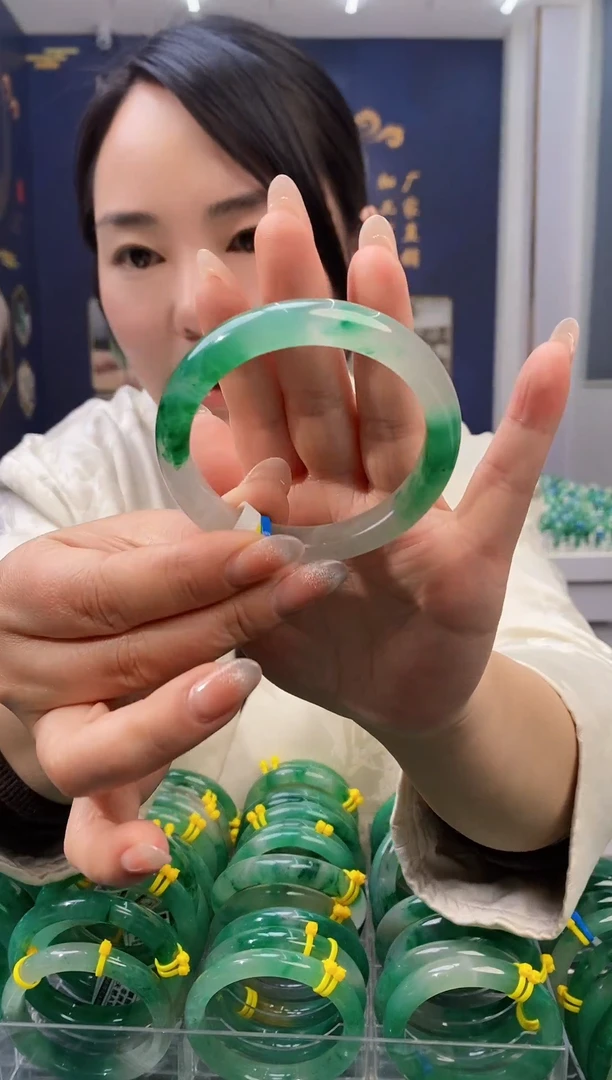 【闪购商品】石英质玉手镯未镶嵌18