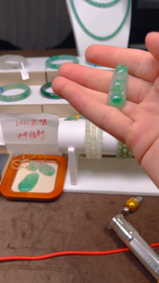 石英质玉未镶嵌颈饰福豆