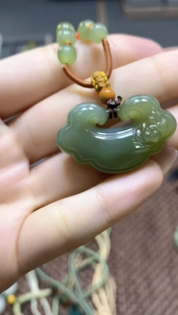 和田玉未镶嵌颈饰多**l天然和田玉如意锁