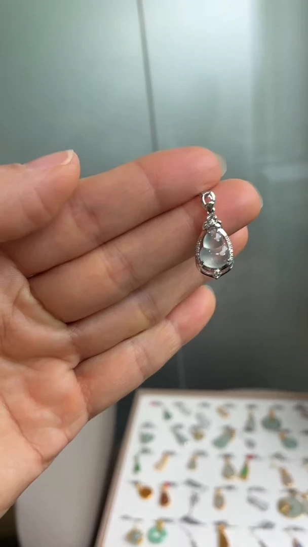 颈饰18K金镶嵌翡翠天然翡翠A货