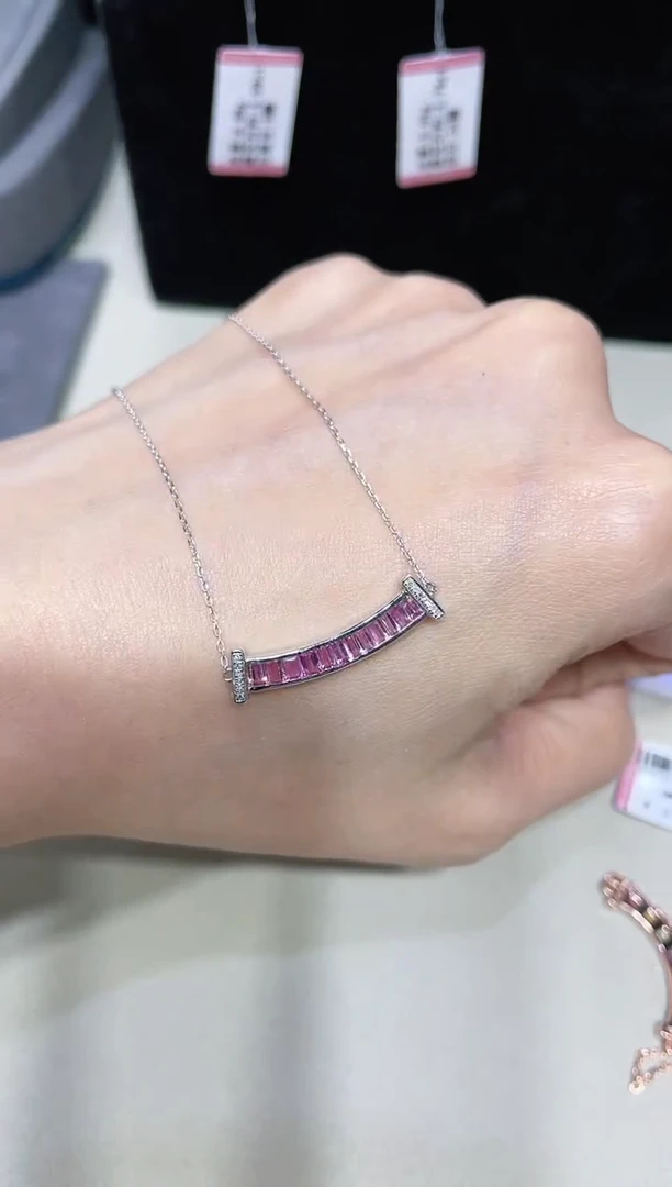 18K金镶嵌天然彩色蓝宝石项链微笑款