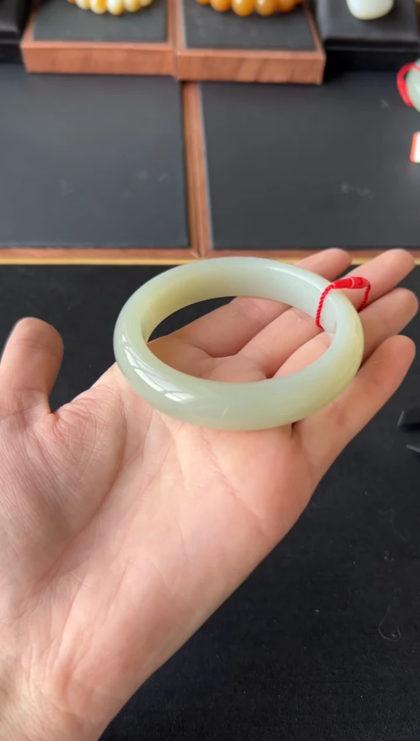 【闪购商品】和田玉手镯未镶嵌且末微色差近矿56+