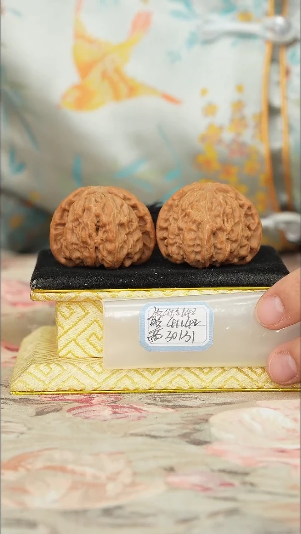 【闪购商品】文玩核桃把件白狮子