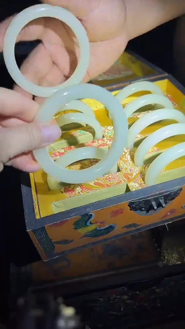 和田玉手镯未镶嵌手镯.1对.扁细.羊油白