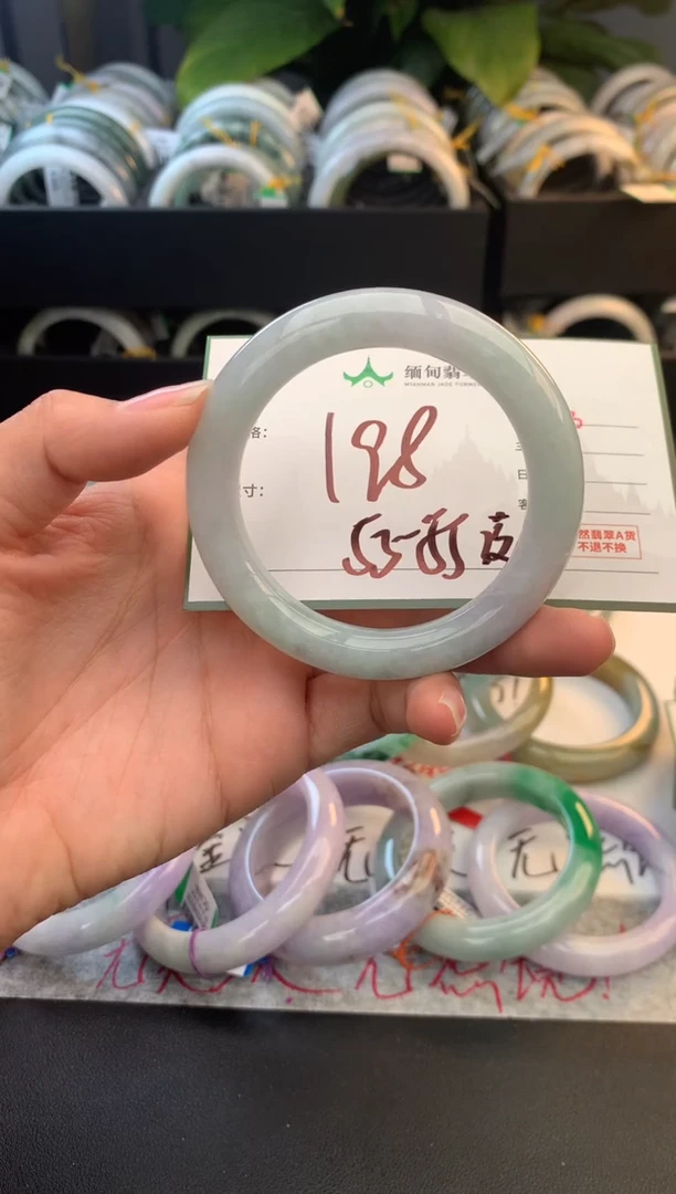 未镶嵌定制翡翠毛货需精细抛光+多人