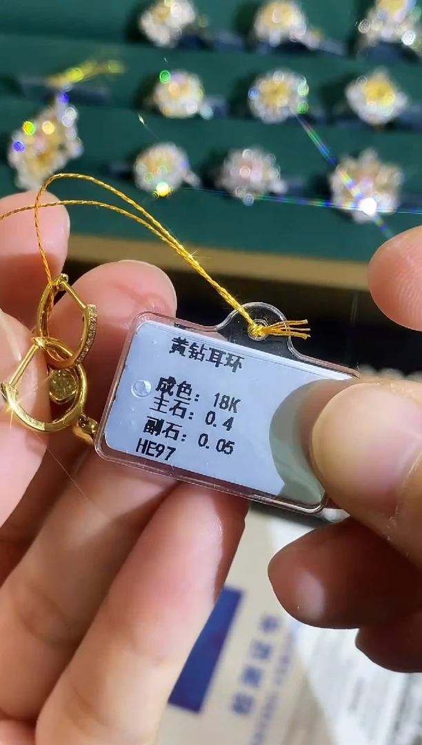 18K金镶嵌耳饰钻石777