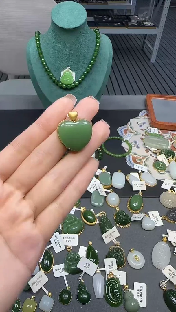18K金镶嵌和田玉挂件1