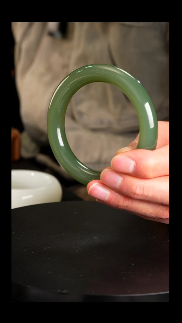 未镶嵌手镯和田玉碧玉粉青圆条手镯宽厚细腻款