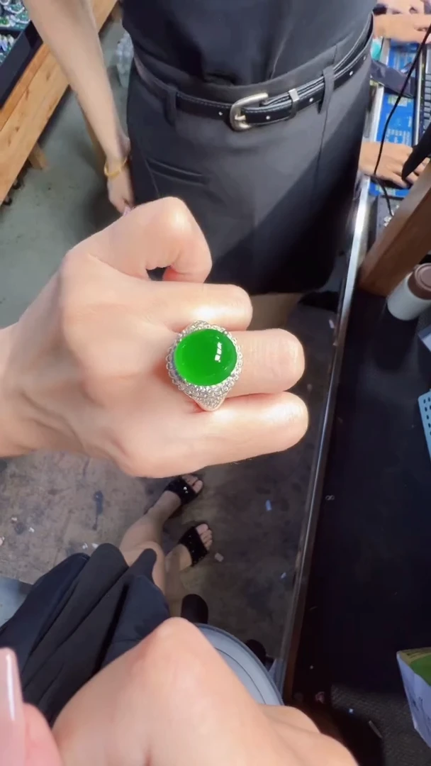 未镶嵌定制翡翠翡翠A货有轻微色差属于正常现象，蛋面多样性发货1
