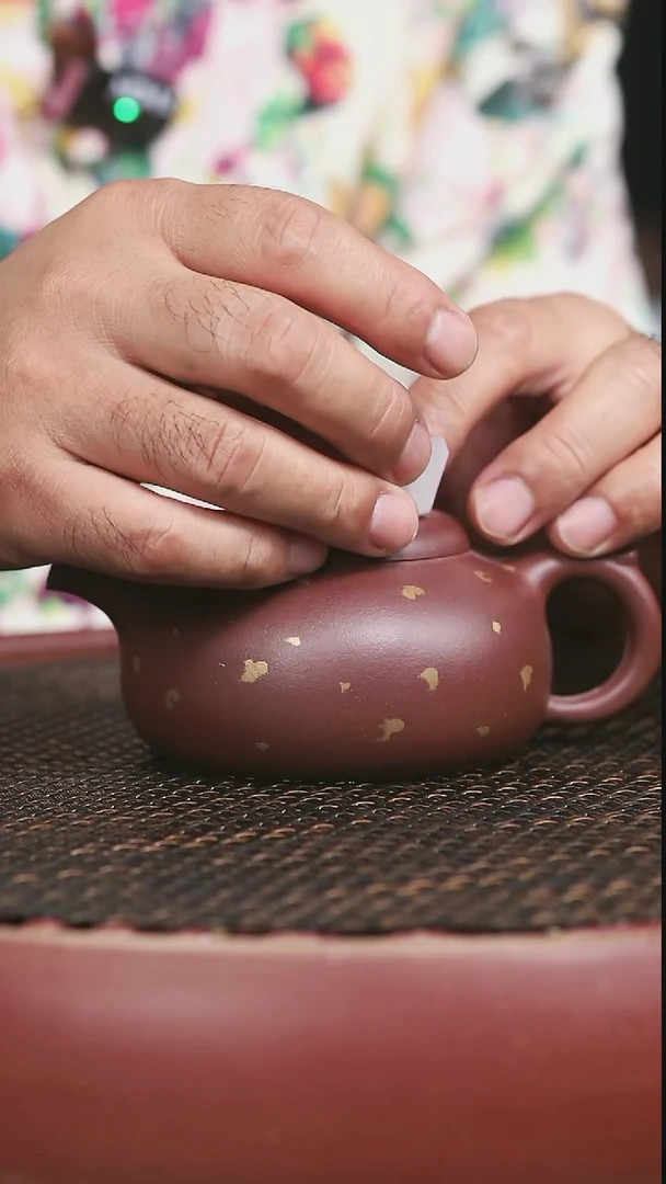 茶壶紫砂底槽清洒金扁腹220CC