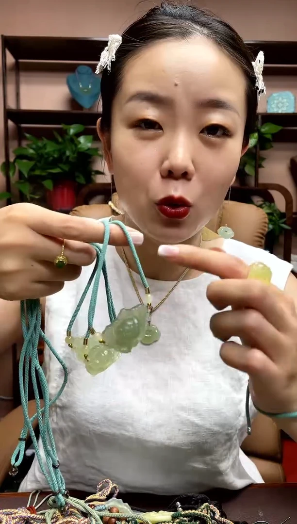岫玉未镶嵌吊坠多样性发货发其中之一