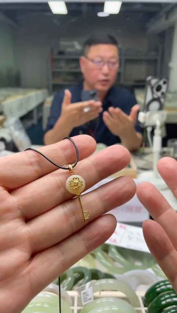 【闪购商品】和田玉吊坠银S925镶嵌钥匙送皮绳多样性发货其一
