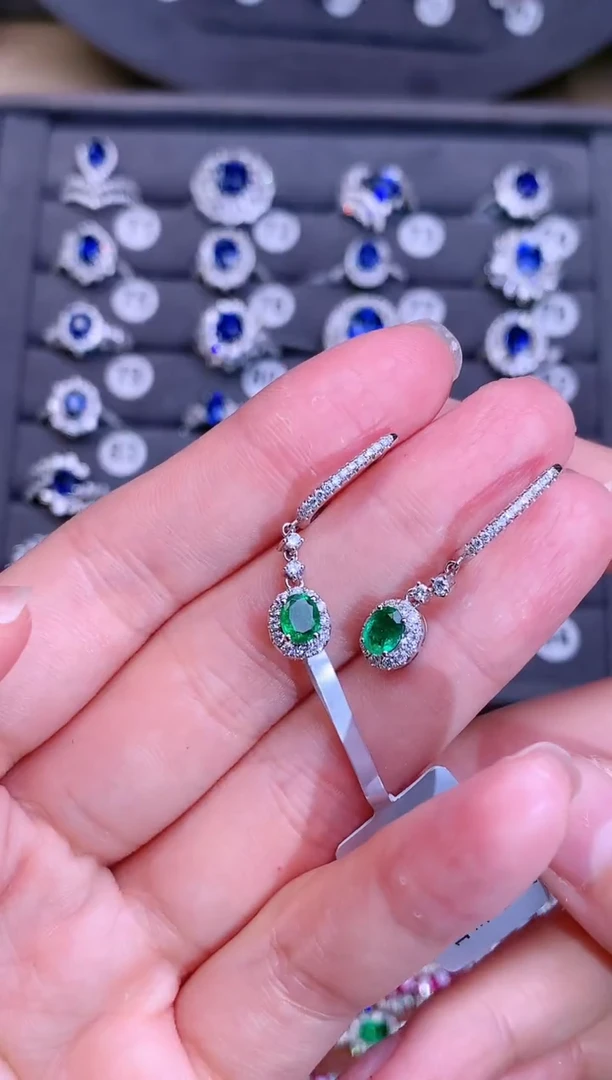 【闪购商品】祖母绿耳坠18K金镶嵌0.9CT