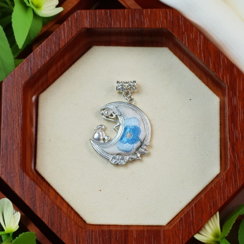 铜合金涤纶项链 贵州黔东南苗族苗绣小月亮项链