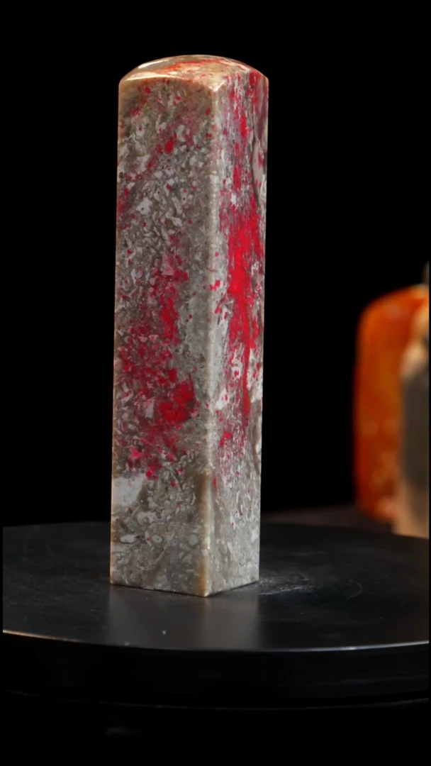 昌化石牛角冻鸡血石