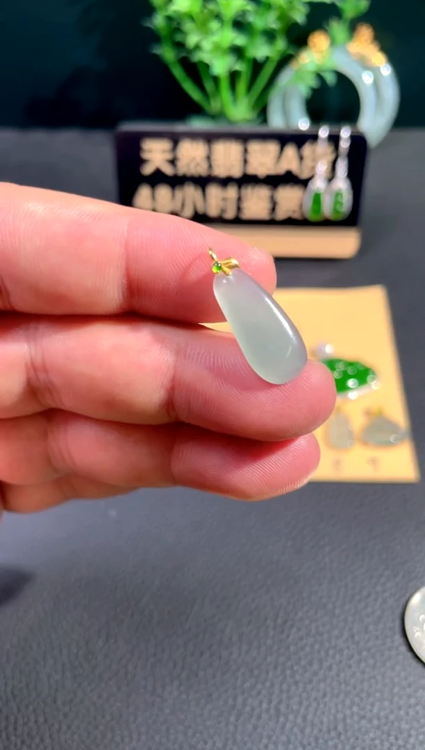 颈饰18K金镶嵌翡翠翡翠