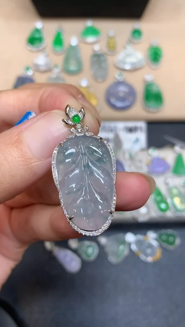 颈饰18K金镶嵌翡翠树叶【无服务费