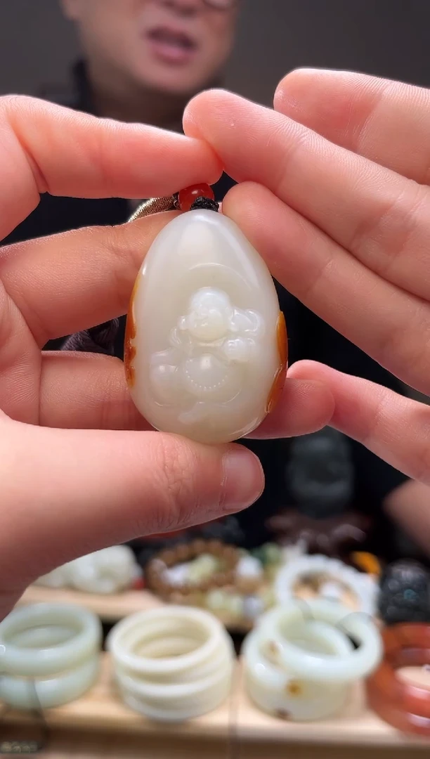 颈饰未镶嵌和田玉吊坠