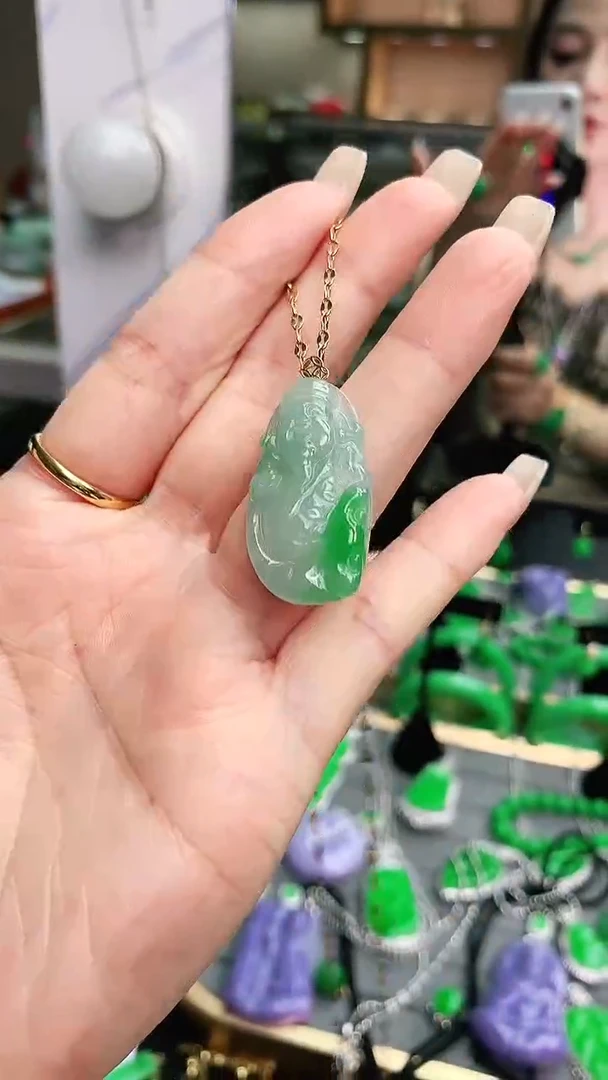 颈饰18K金镶嵌翡翠赠礼盒证书