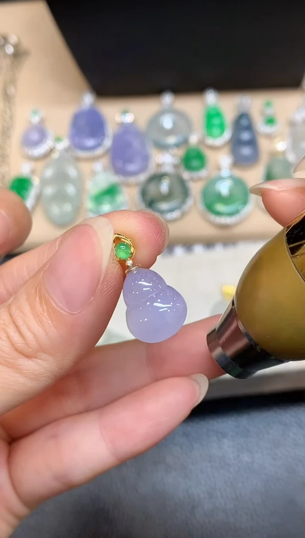 颈饰18K金镶嵌翡翠葫芦【无服务费