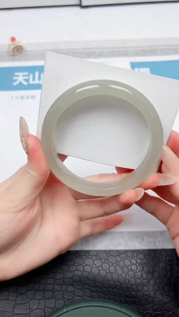 【闪购商品】石英质玉手镯未镶嵌k130-65.1