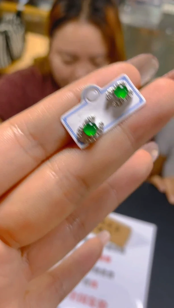 翡翠未镶嵌耳饰多样性发一