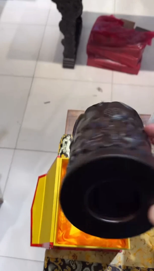 木木雕款笔筒一个